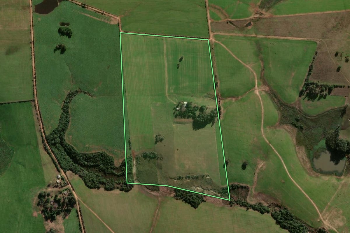Imagem de satélite do imóvel rural em Santa Maria (RS), com o contorno declarado no CAR desenhado por cima.