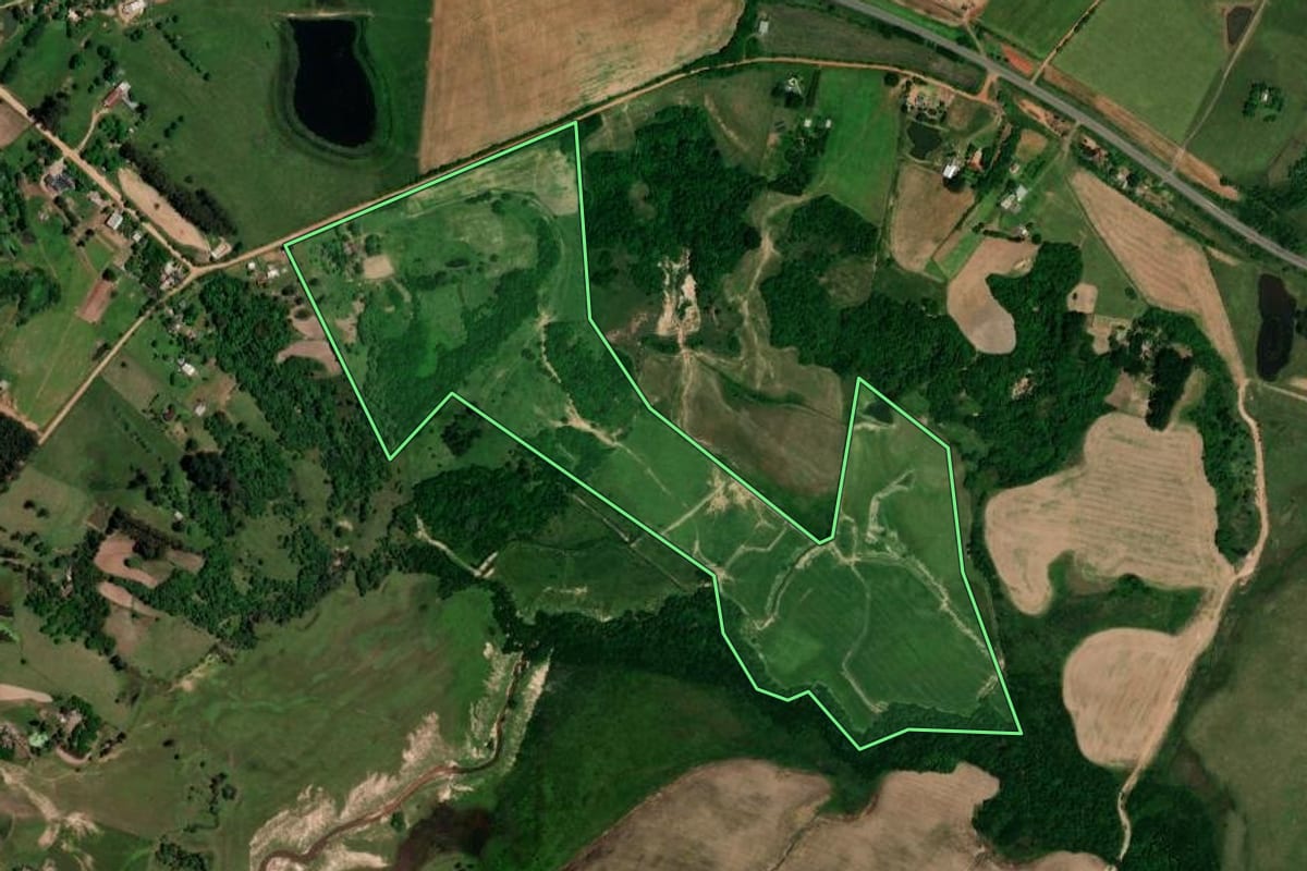 Imagem de satélite do imóvel rural em Santa Maria (RS), com o contorno declarado no CAR desenhado por cima.