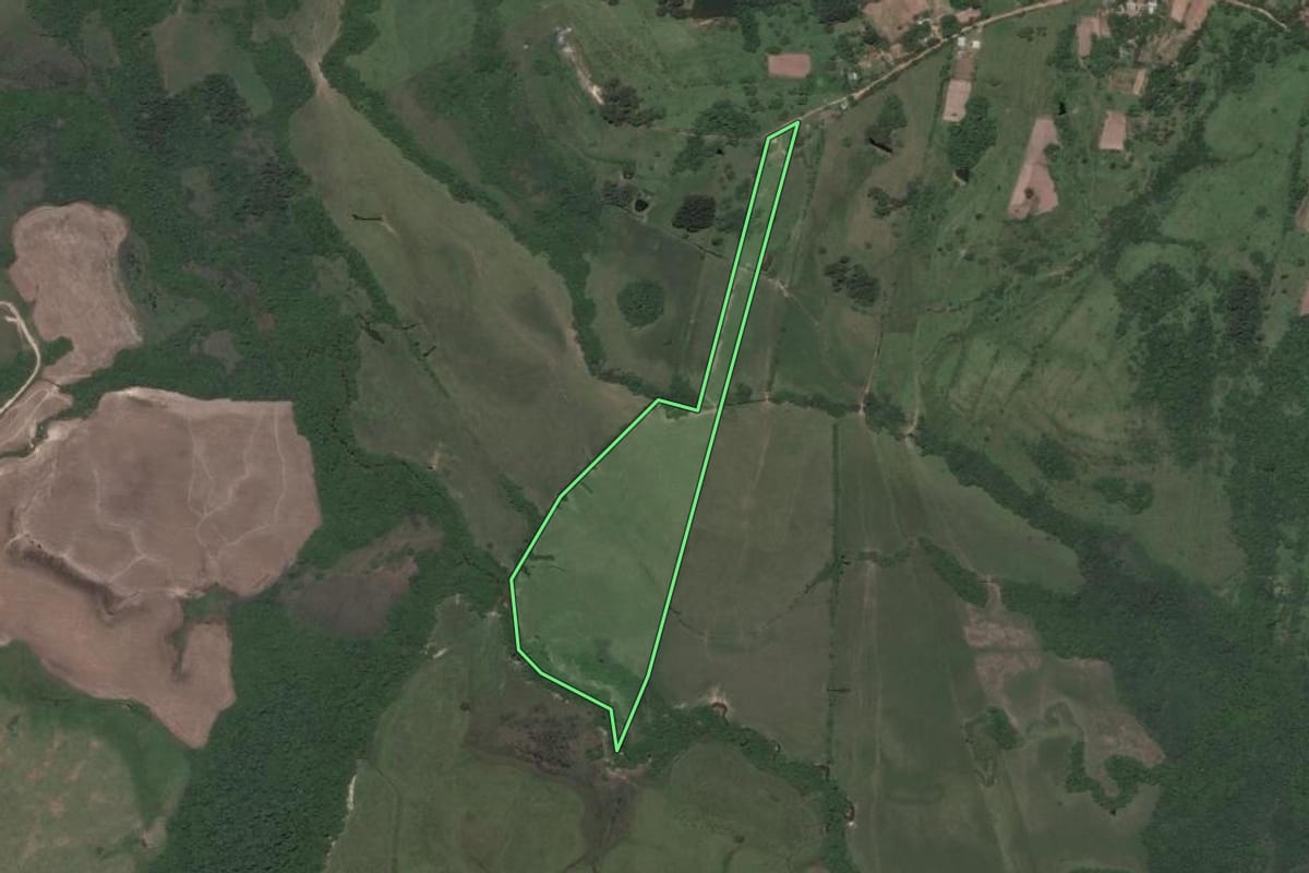 Imagem de satélite do imóvel rural em Santa Maria (RS), com o contorno declarado no CAR desenhado por cima.