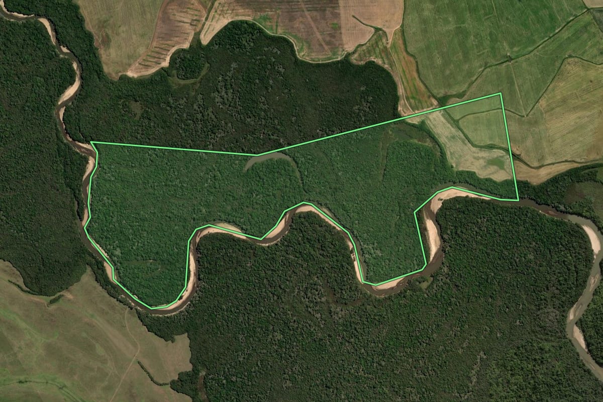 Imagem de satélite do imóvel rural em Santa Maria (RS), com o contorno declarado no CAR desenhado por cima.