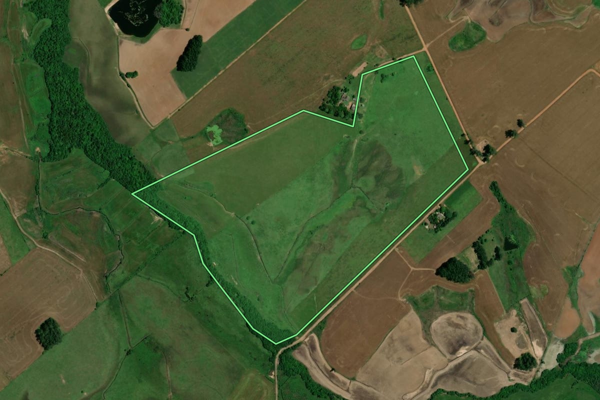 Imagem de satélite do imóvel rural em Santa Maria (RS), com o contorno declarado no CAR desenhado por cima.