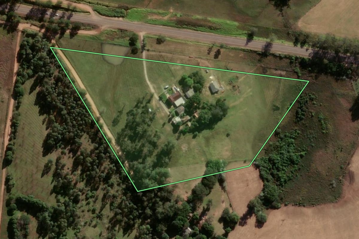 Imagem de satélite do imóvel rural em Santa Maria (RS), com o contorno declarado no CAR desenhado por cima.