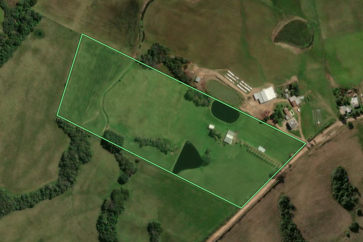 Imagem de satélite do imóvel rural em Santa Maria (RS), com o contorno declarado no CAR desenhado por cima.