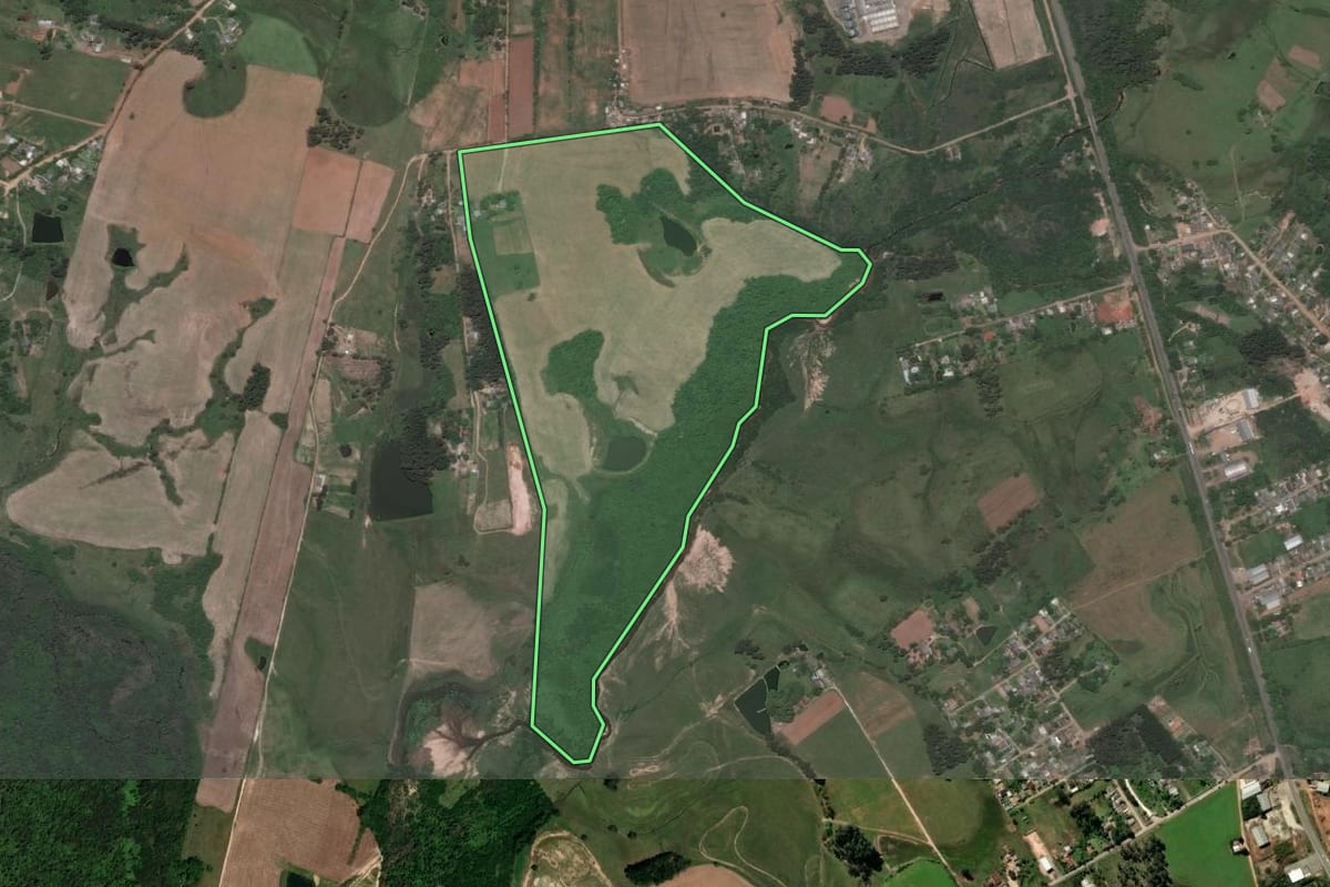 Imagem de satélite do imóvel rural em Santa Maria (RS), com o contorno declarado no CAR desenhado por cima.