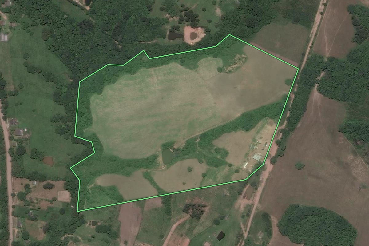 Imagem de satélite do imóvel rural em Santa Maria (RS), com o contorno declarado no CAR desenhado por cima.