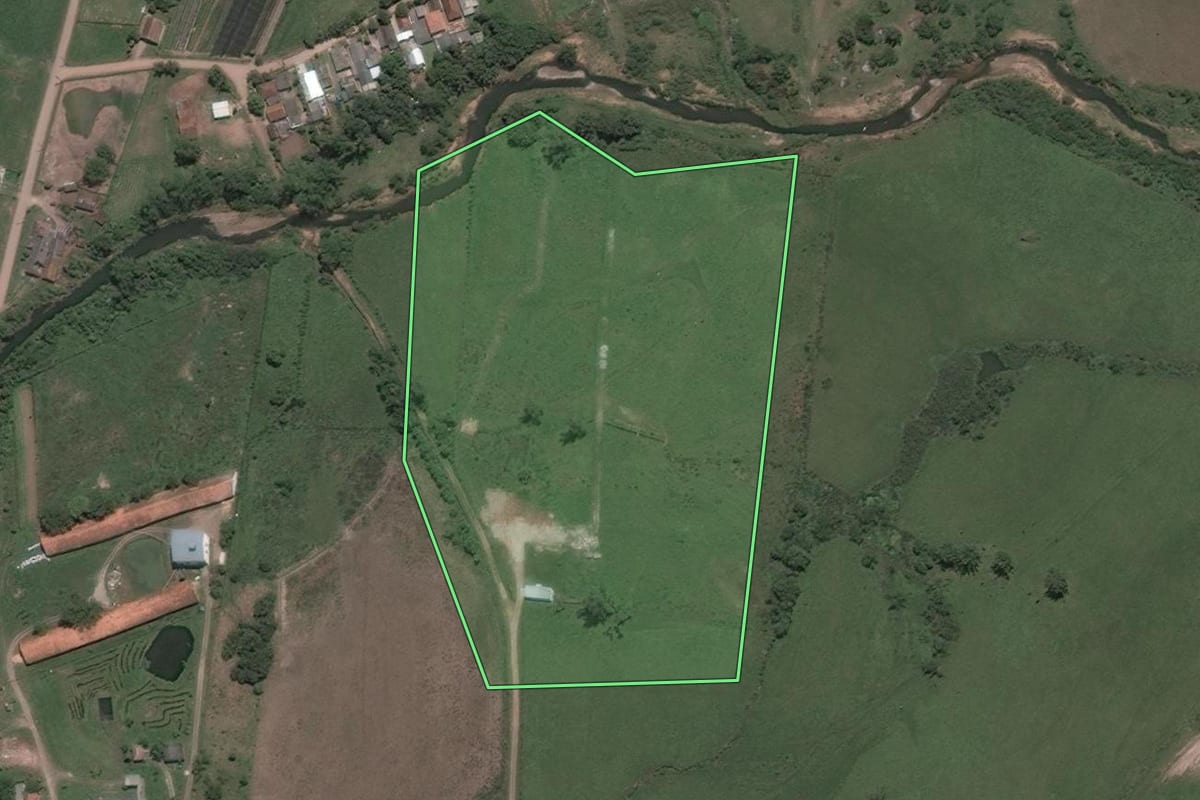 Imagem de satélite do imóvel rural em Santa Maria (RS), com o contorno declarado no CAR desenhado por cima.