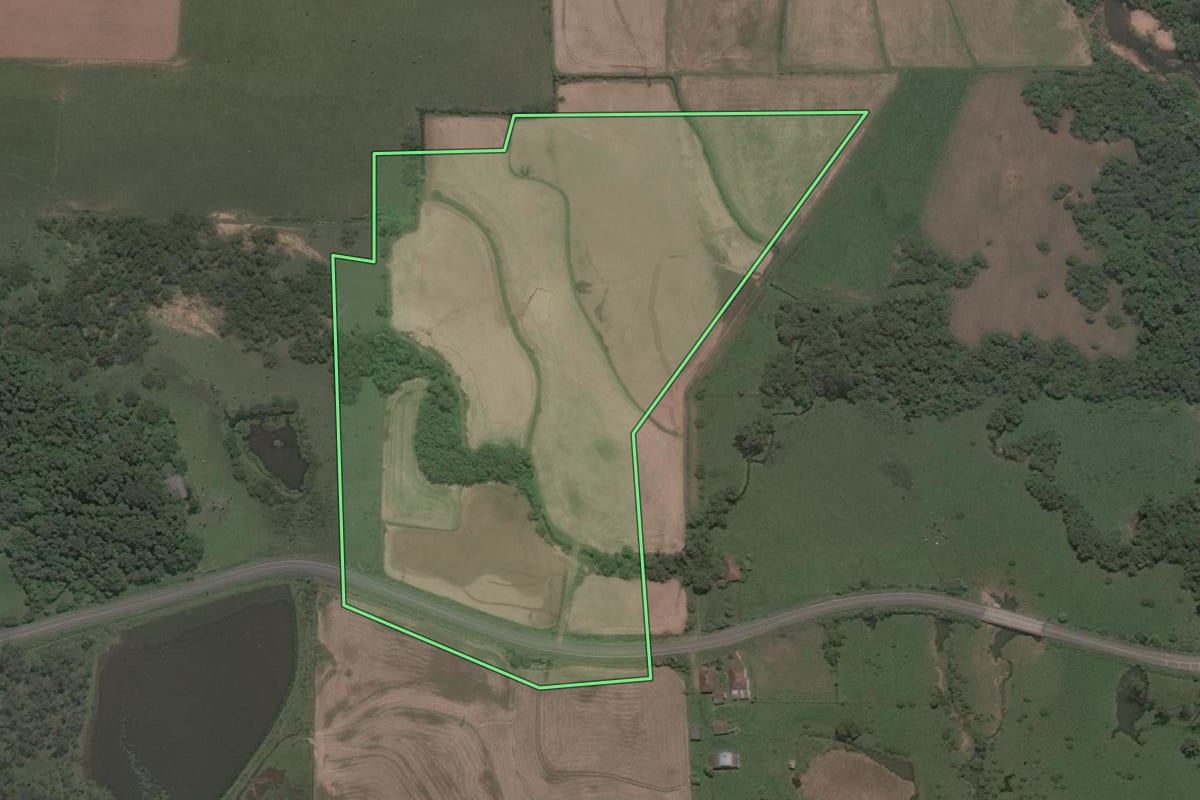 Imagem de satélite do imóvel rural em Santa Maria (RS), com o contorno declarado no CAR desenhado por cima.