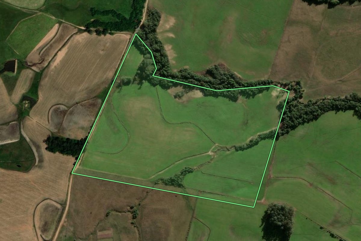 Imagem de satélite do imóvel rural em Santa Maria (RS), com o contorno declarado no CAR desenhado por cima.