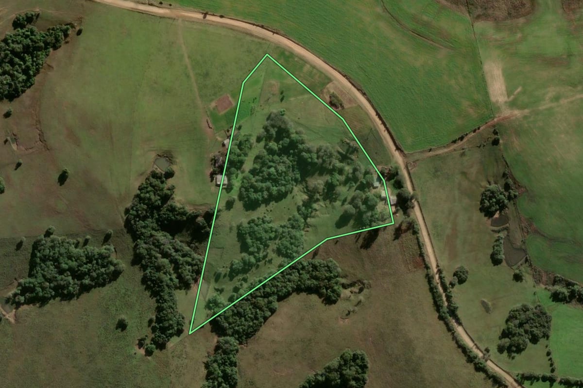 Imagem de satélite do imóvel rural em Santa Maria (RS), com o contorno declarado no CAR desenhado por cima.
