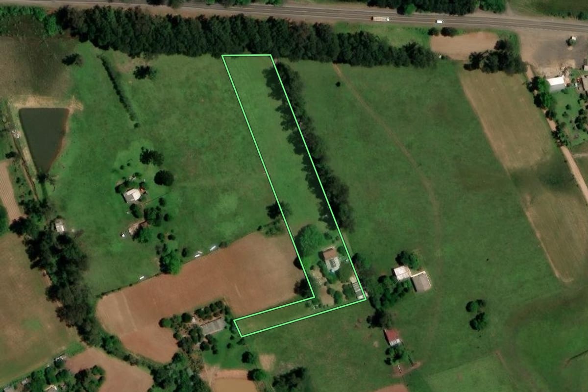 Imagem de satélite do imóvel rural em Santa Maria (RS), com o contorno declarado no CAR desenhado por cima.