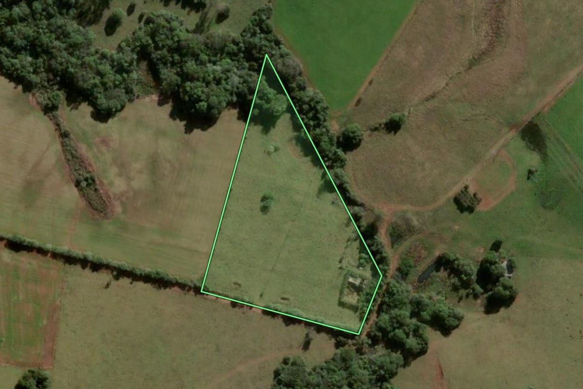 Imagem de satélite do imóvel rural em Santa Maria (RS), com o contorno declarado no CAR desenhado por cima.