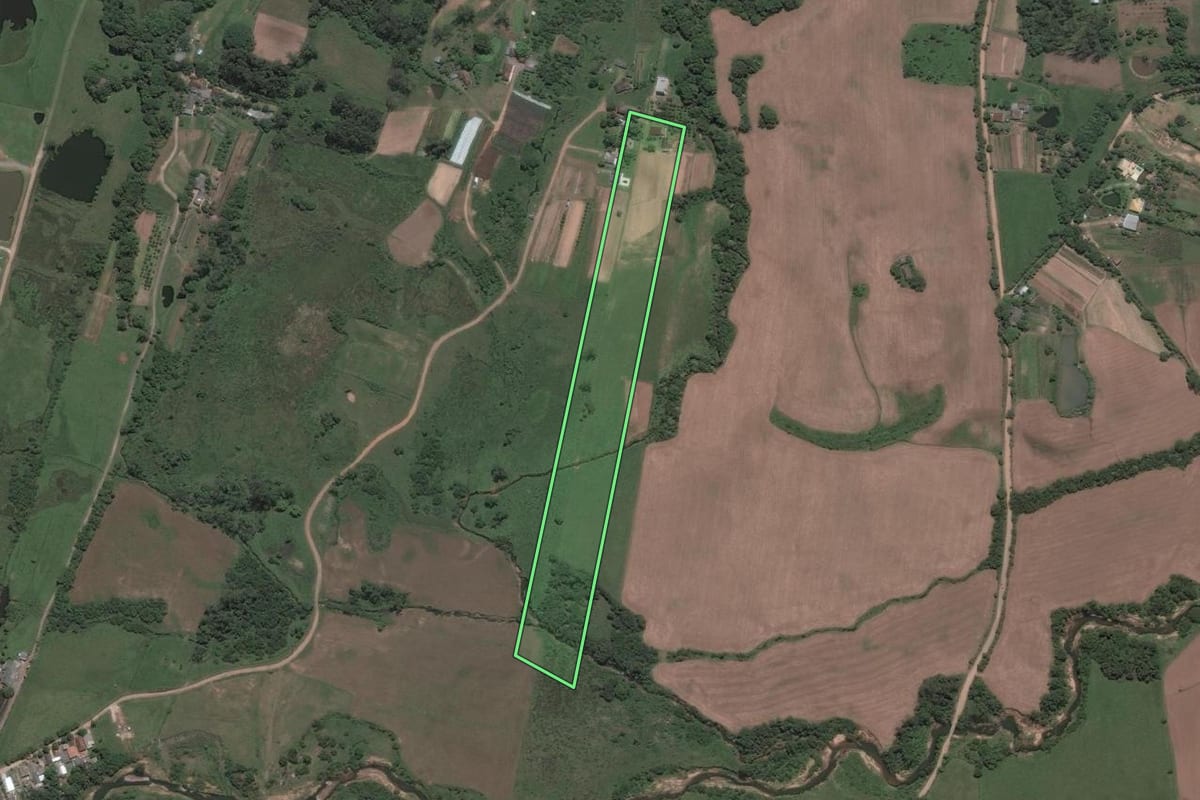 Imagem de satélite do imóvel rural em Santa Maria (RS), com o contorno declarado no CAR desenhado por cima.