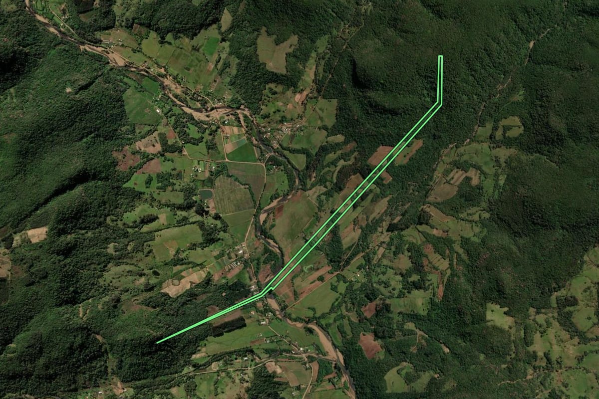 Imagem de satélite do imóvel rural em Santa Maria (RS), com o contorno declarado no CAR desenhado por cima.