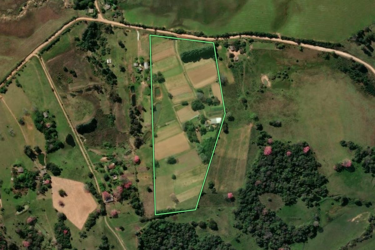 Imagem de satélite do imóvel rural em Santa Maria (RS), com o contorno declarado no CAR desenhado por cima.