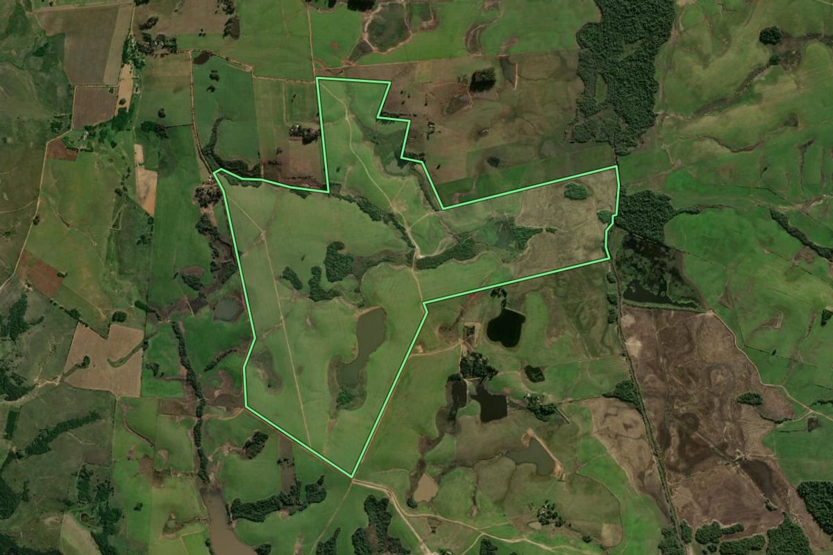 Imagem de satélite do imóvel rural em Santa Maria (RS), com o contorno declarado no CAR desenhado por cima.