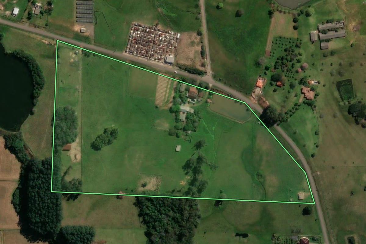 Imagem de satélite do imóvel rural em Santa Maria (RS), com o contorno declarado no CAR desenhado por cima.