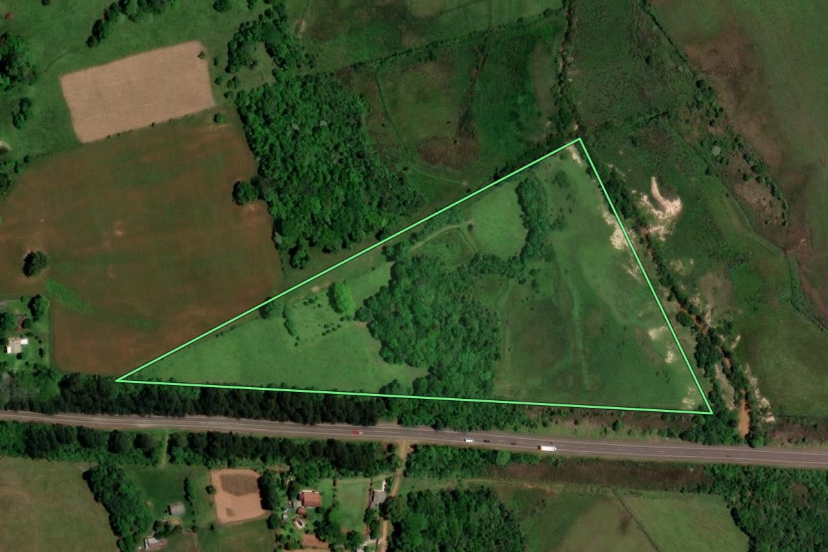 Imagem de satélite do imóvel rural em Santa Maria (RS), com o contorno declarado no CAR desenhado por cima.