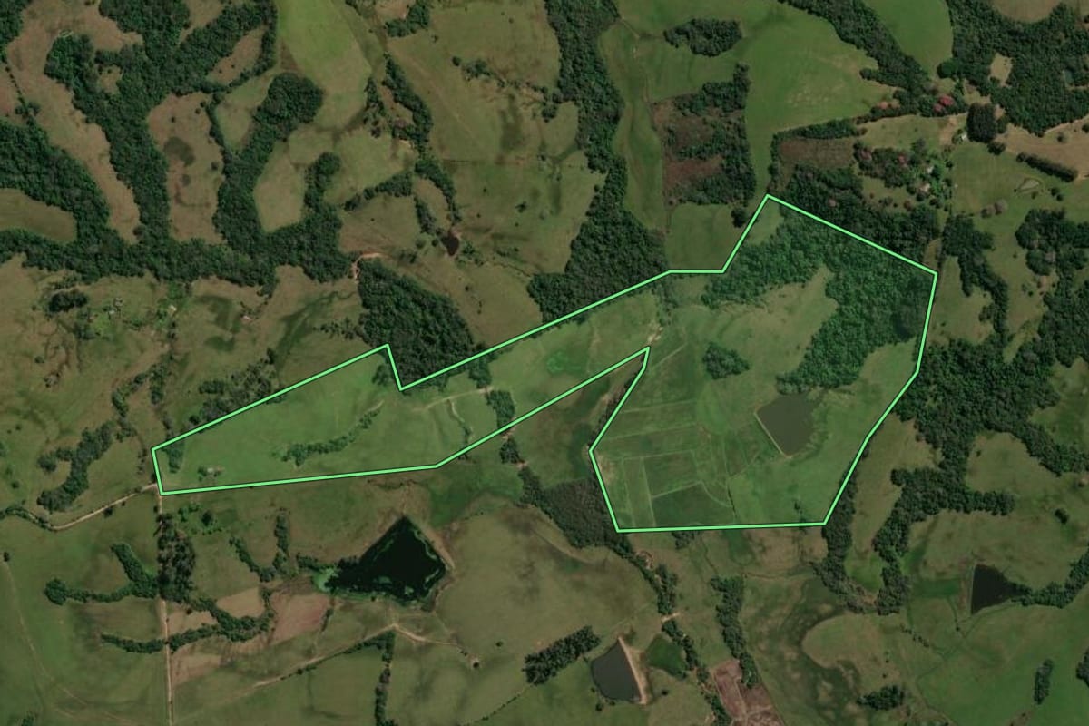 Imagem de satélite do imóvel rural em Santa Maria (RS), com o contorno declarado no CAR desenhado por cima.