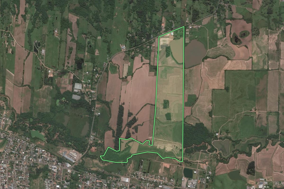 Imagem de satélite do imóvel rural em Santa Maria (RS), com o contorno declarado no CAR desenhado por cima.