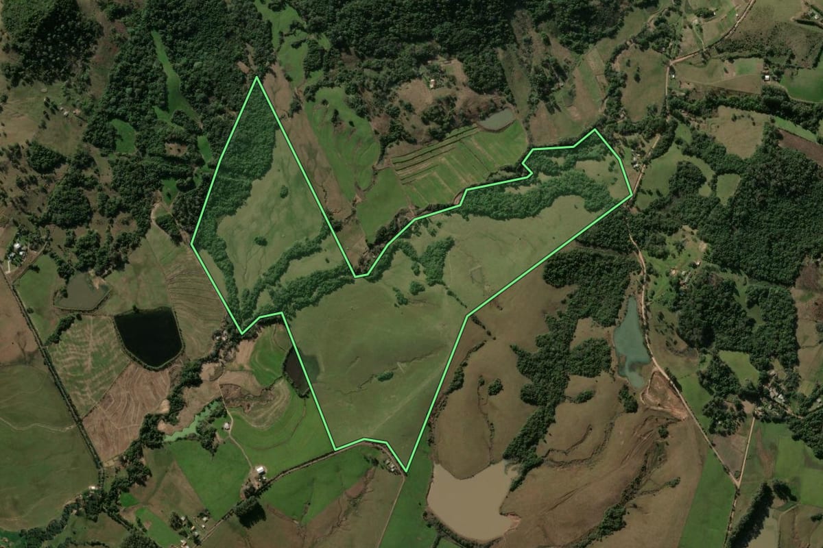 Imagem de satélite do imóvel rural em Santa Maria (RS), com o contorno declarado no CAR desenhado por cima.