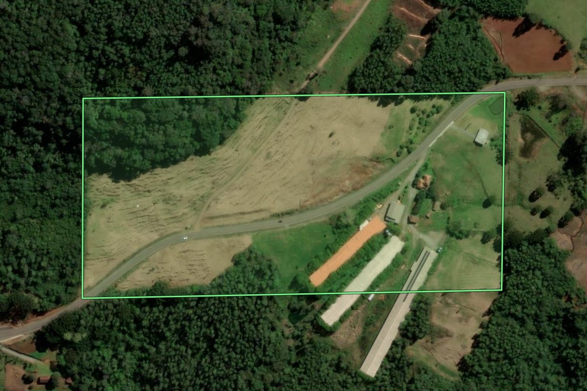 Imagem de satélite do imóvel rural em Santa Maria do Herval (RS), com o contorno declarado no CAR desenhado por cima.