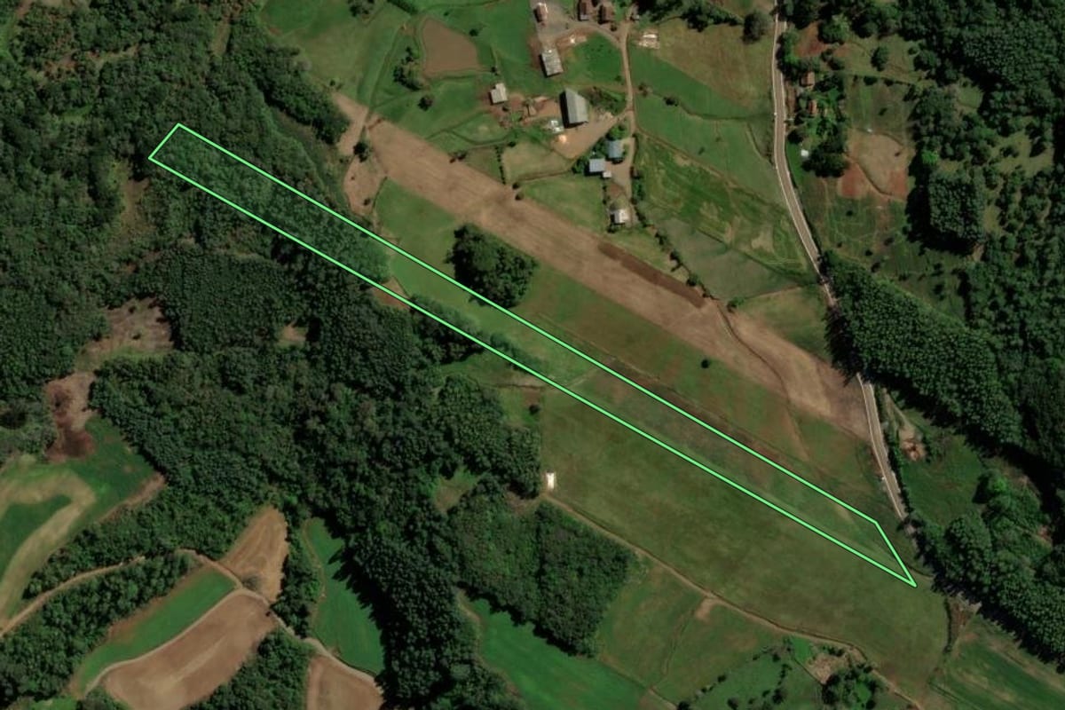 Imagem de satélite do imóvel rural em Santa Maria do Herval (RS), com o contorno declarado no CAR desenhado por cima.