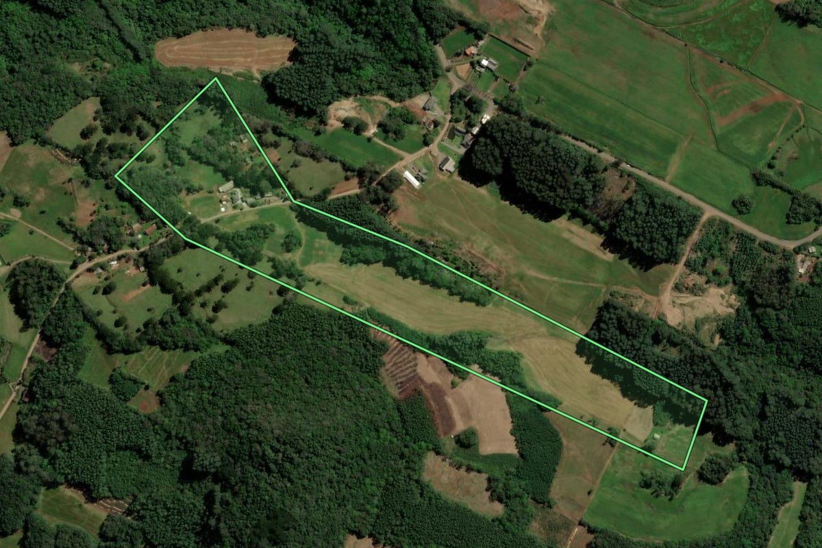 Imagem de satélite do imóvel rural em Santa Maria do Herval (RS), com o contorno declarado no CAR desenhado por cima.
