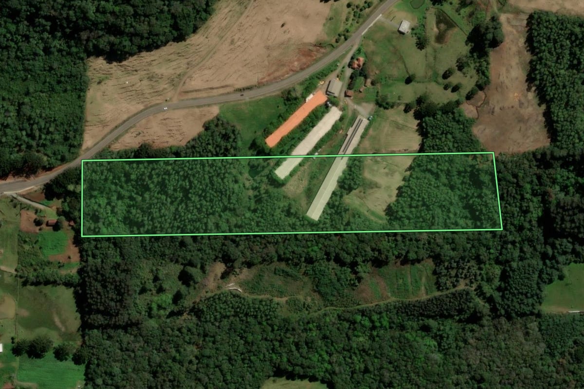 Imagem de satélite do imóvel rural em Santa Maria do Herval (RS), com o contorno declarado no CAR desenhado por cima.