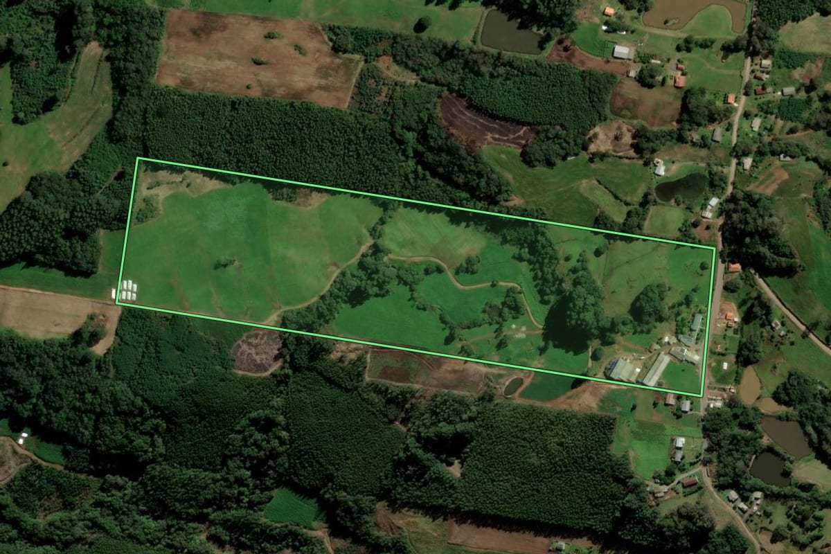Imagem de satélite do imóvel rural em Santa Maria do Herval (RS), com o contorno declarado no CAR desenhado por cima.