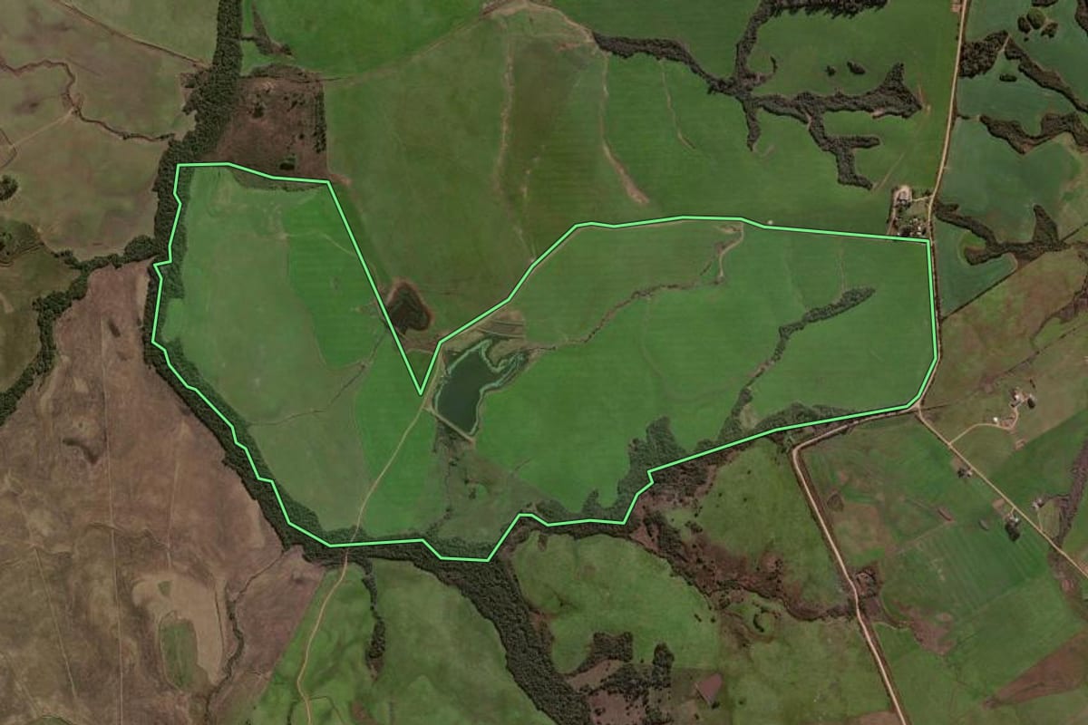 Imagem de satélite do imóvel rural em Santa Margarida do Sul (RS), com o contorno declarado no CAR desenhado por cima.
