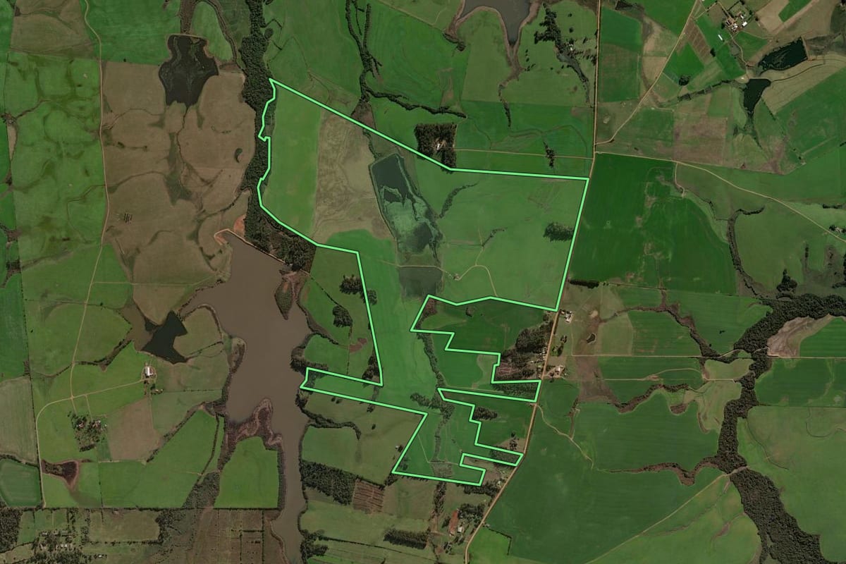 Imagem de satélite do imóvel rural em Santa Margarida do Sul (RS), com o contorno declarado no CAR desenhado por cima.