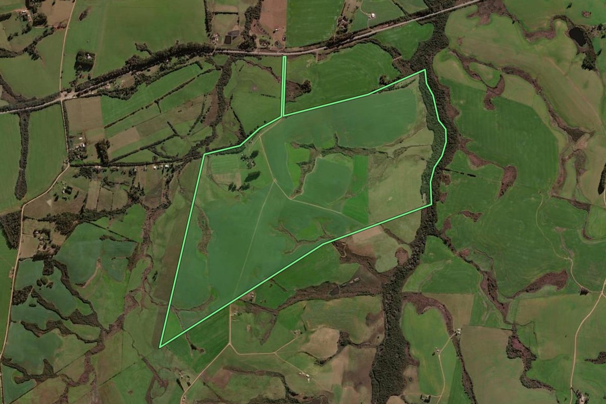 Imagem de satélite do imóvel rural em Santa Margarida do Sul (RS), com o contorno declarado no CAR desenhado por cima.
