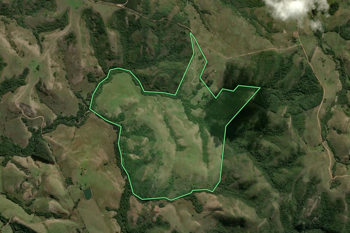 Imagem de satélite do imóvel rural em Santana da Boa Vista (RS), com o contorno declarado no CAR desenhado por cima.