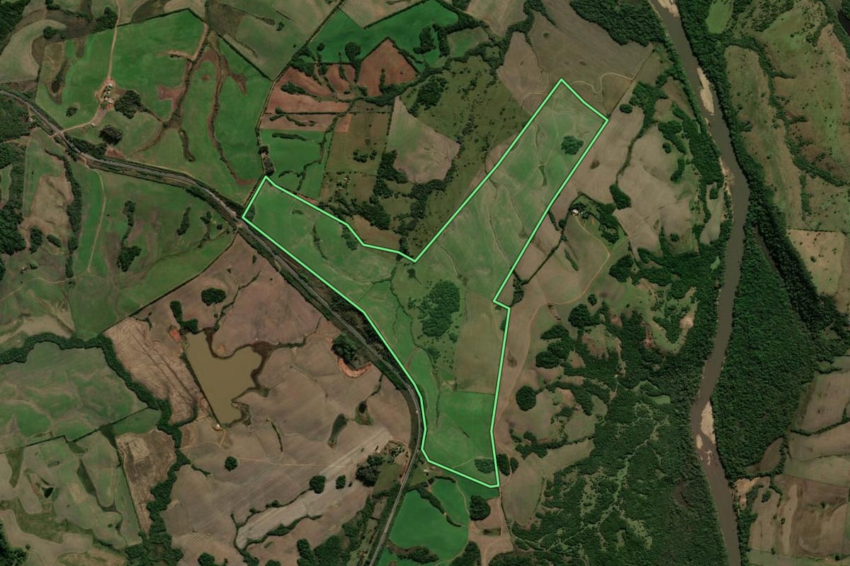 Imagem de satélite do imóvel rural em Santana da Boa Vista (RS), com o contorno declarado no CAR desenhado por cima.