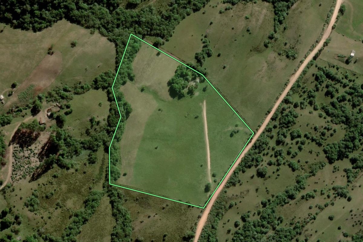 Imagem de satélite do imóvel rural em Santana da Boa Vista (RS), com o contorno declarado no CAR desenhado por cima.