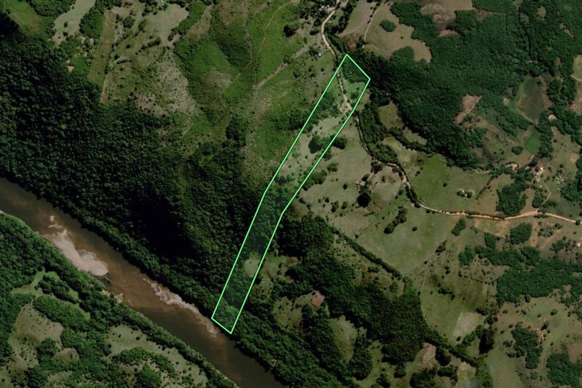 Imagem de satélite do imóvel rural em Santana da Boa Vista (RS), com o contorno declarado no CAR desenhado por cima.