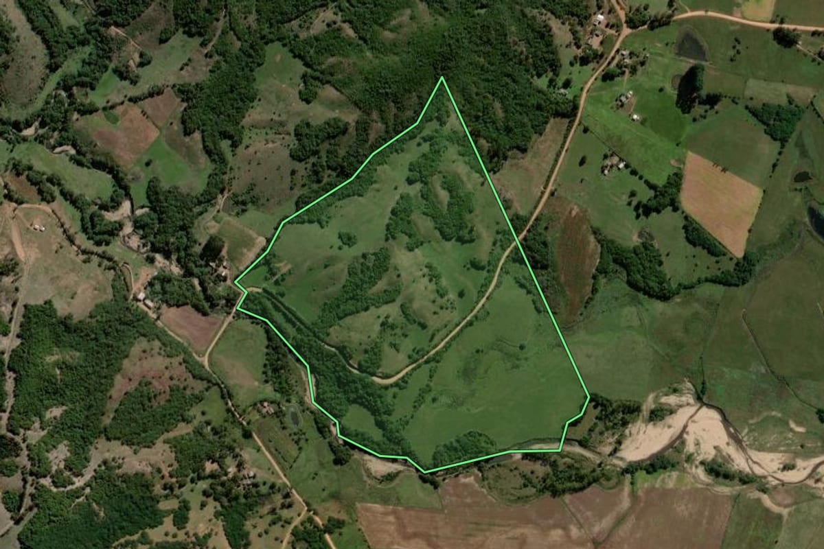 Imagem de satélite do imóvel rural em Santana da Boa Vista (RS), com o contorno declarado no CAR desenhado por cima.