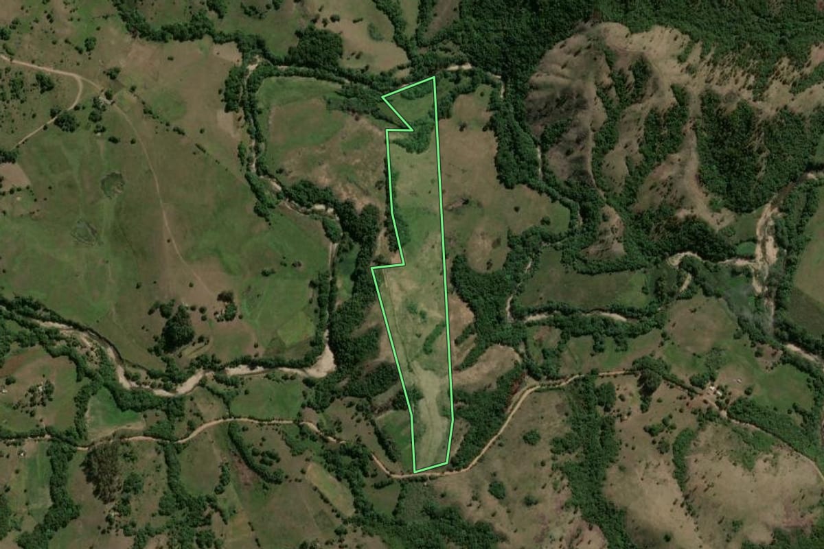Imagem de satélite do imóvel rural em Santana da Boa Vista (RS), com o contorno declarado no CAR desenhado por cima.