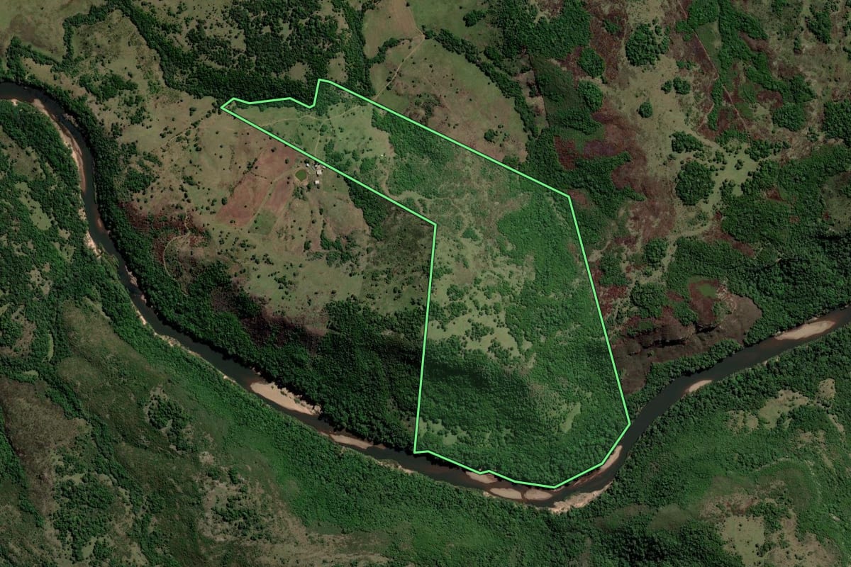 Imagem de satélite do imóvel rural em Santana da Boa Vista (RS), com o contorno declarado no CAR desenhado por cima.