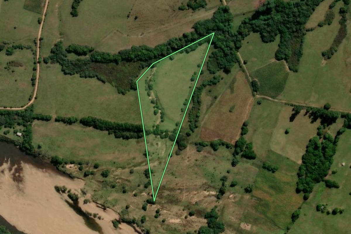 Imagem de satélite do imóvel rural em Santana da Boa Vista (RS), com o contorno declarado no CAR desenhado por cima.