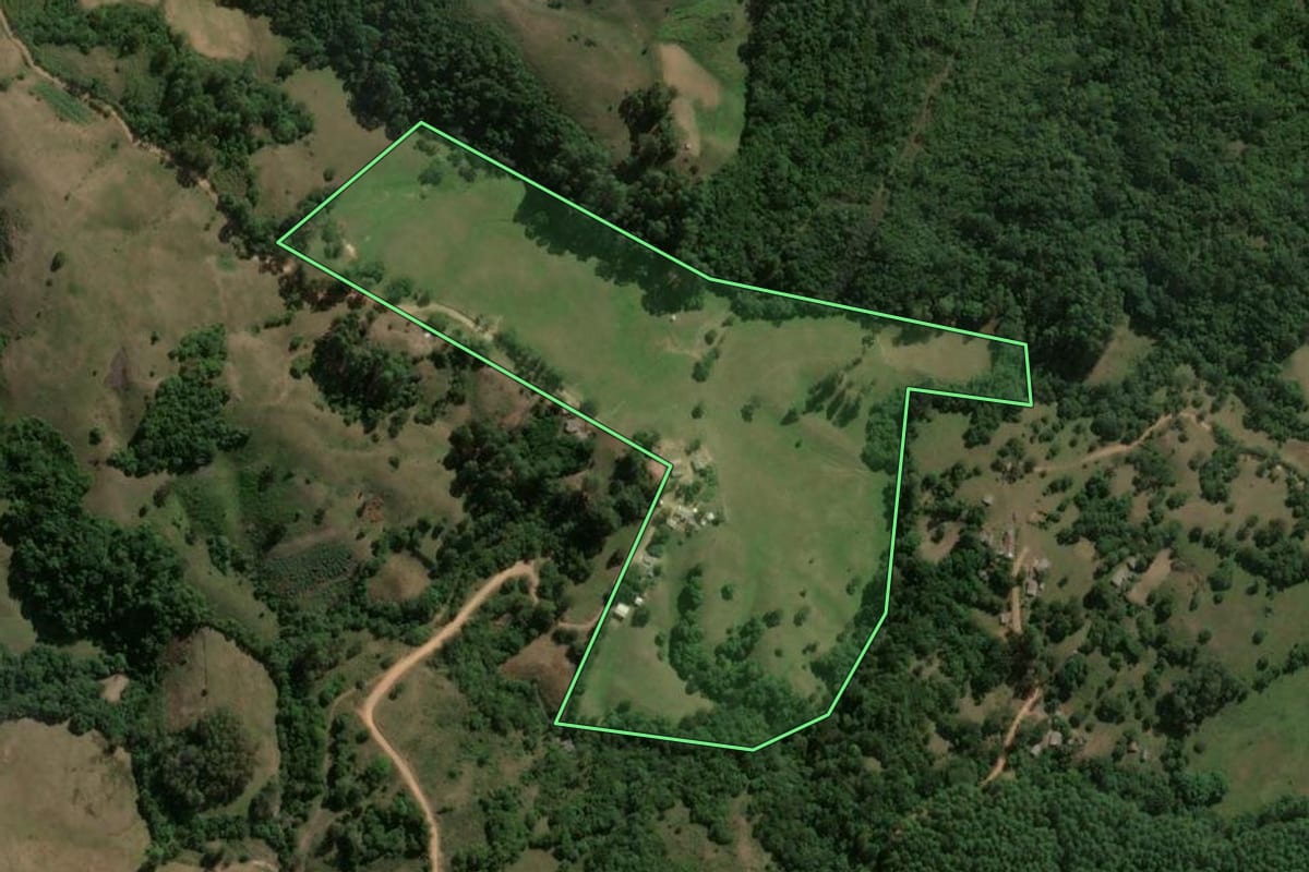 Imagem de satélite do imóvel rural em Santana da Boa Vista (RS), com o contorno declarado no CAR desenhado por cima.