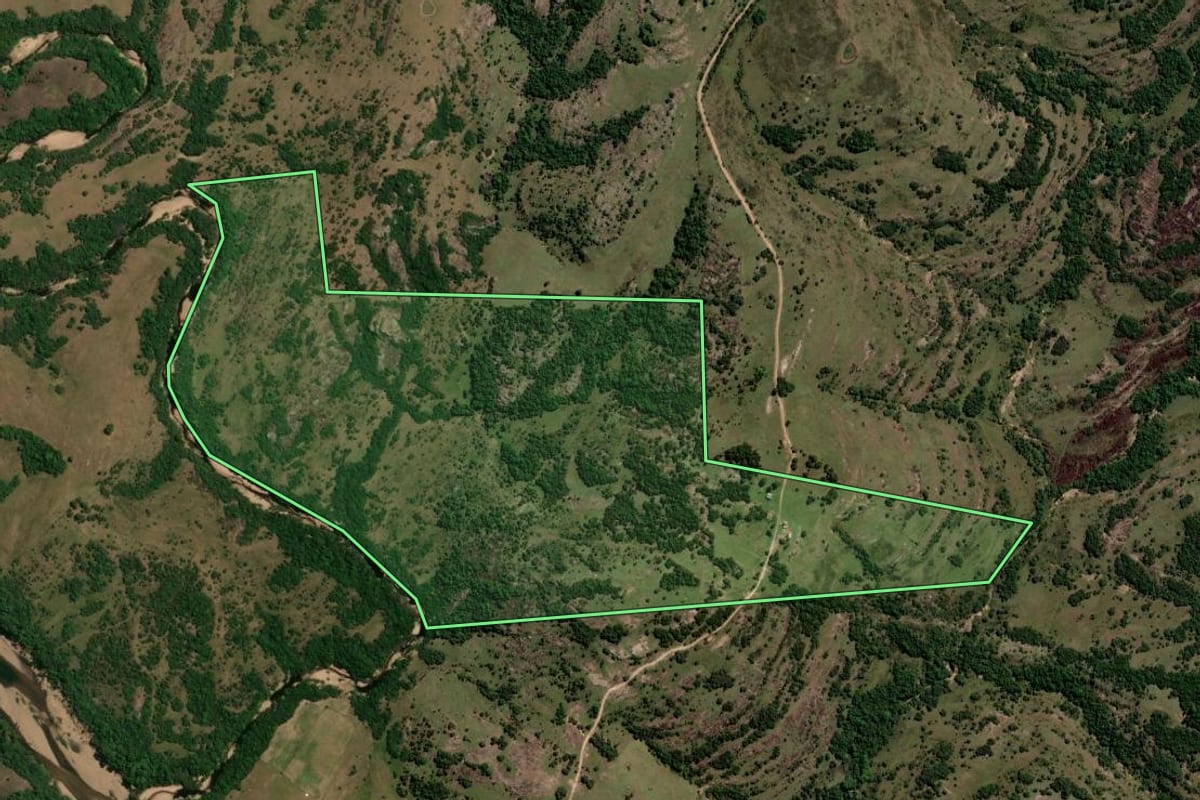 Imagem de satélite do imóvel rural em Santana da Boa Vista (RS), com o contorno declarado no CAR desenhado por cima.