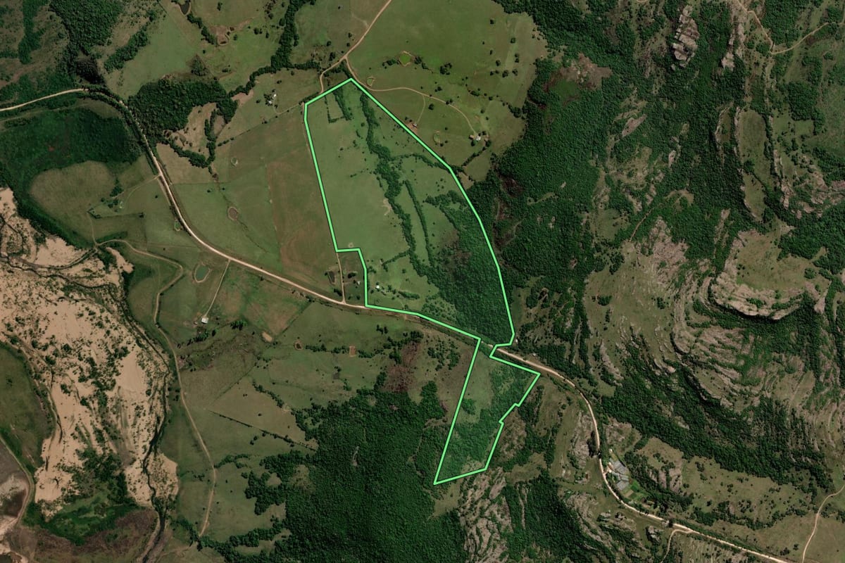 Imagem de satélite do imóvel rural em Santana da Boa Vista (RS), com o contorno declarado no CAR desenhado por cima.