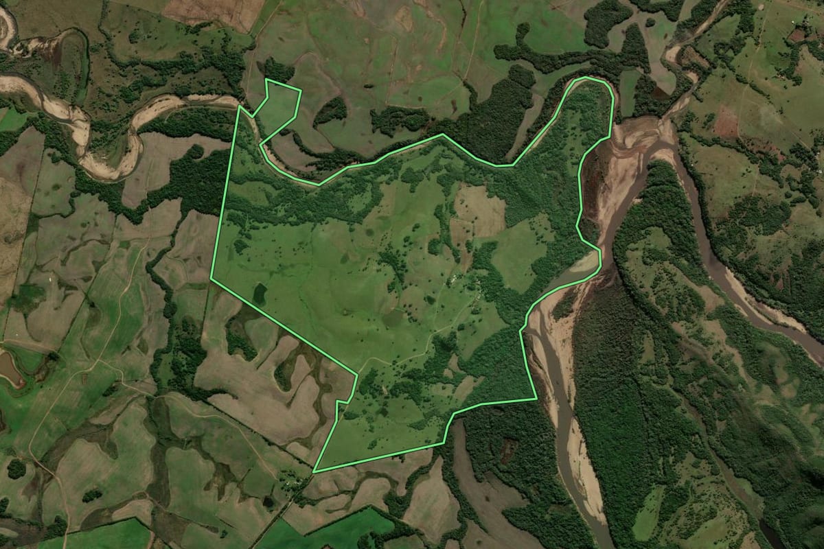 Imagem de satélite do imóvel rural em Santana da Boa Vista (RS), com o contorno declarado no CAR desenhado por cima.