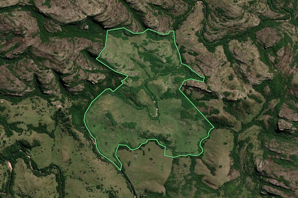 Imagem de satélite do imóvel rural em Santana da Boa Vista (RS), com o contorno declarado no CAR desenhado por cima.