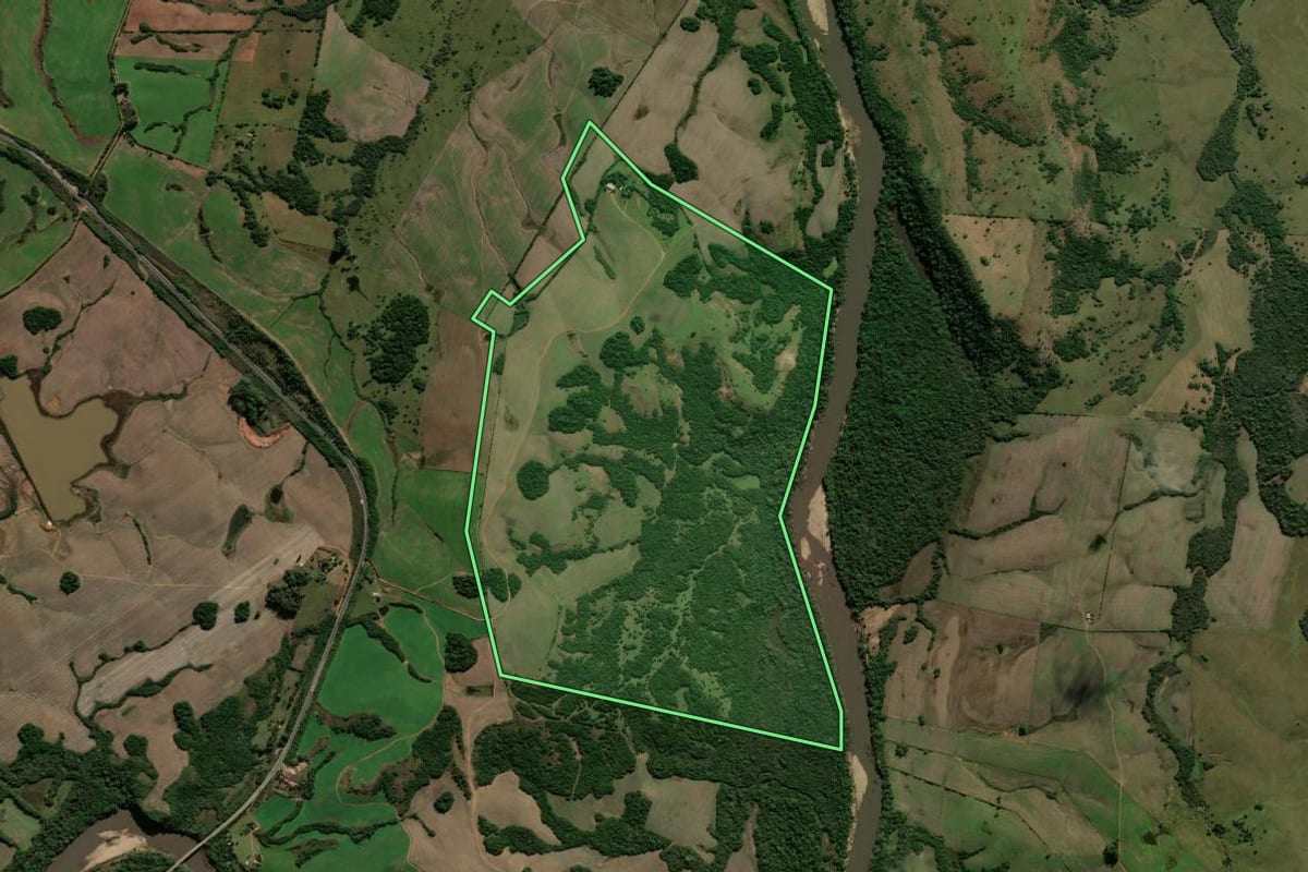 Imagem de satélite do imóvel rural em Santana da Boa Vista (RS), com o contorno declarado no CAR desenhado por cima.