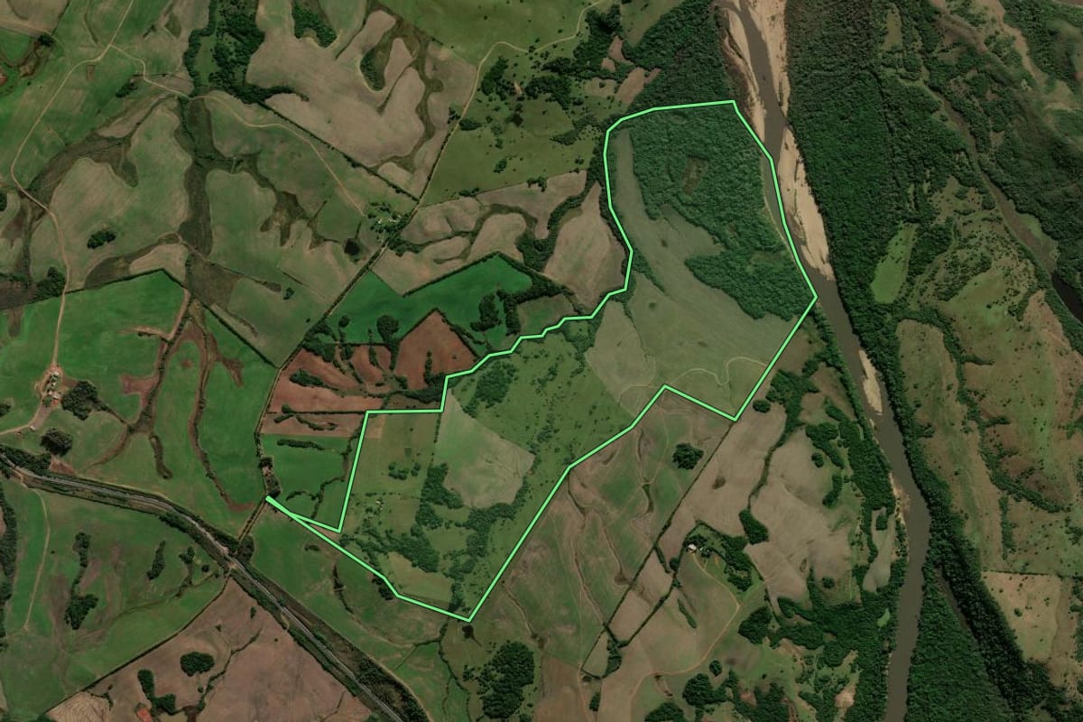 Imagem de satélite do imóvel rural em Santana da Boa Vista (RS), com o contorno declarado no CAR desenhado por cima.