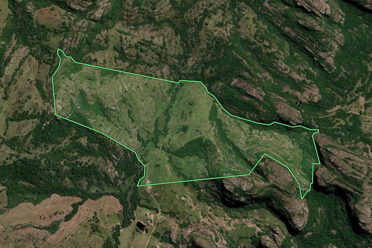 Imagem de satélite do imóvel rural em Santana da Boa Vista (RS), com o contorno declarado no CAR desenhado por cima.
