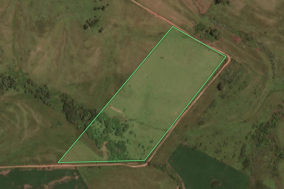 Imagem de satélite do imóvel rural em Sant'Ana do Livramento (RS), com o contorno declarado no CAR desenhado por cima.