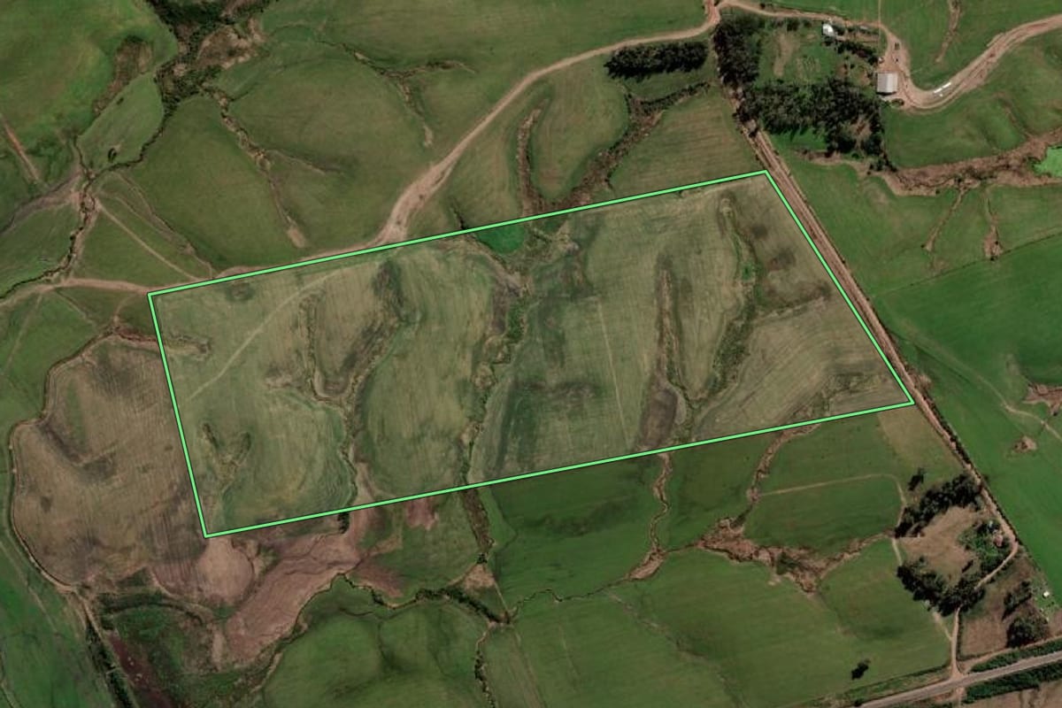Imagem de satélite do imóvel rural em Sant'Ana do Livramento (RS), com o contorno declarado no CAR desenhado por cima.